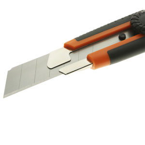 Нож с сегментным лезвием STURM!, 2-х компонентный корпус, винтовой фиксатор, 25мм