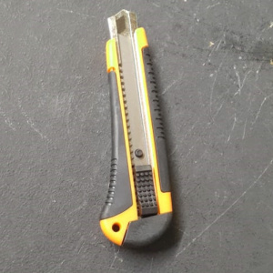Нож с сегментным лезвием FENGTUOLING, алюминиевый корпус, 18мм, винтовой фиксатор